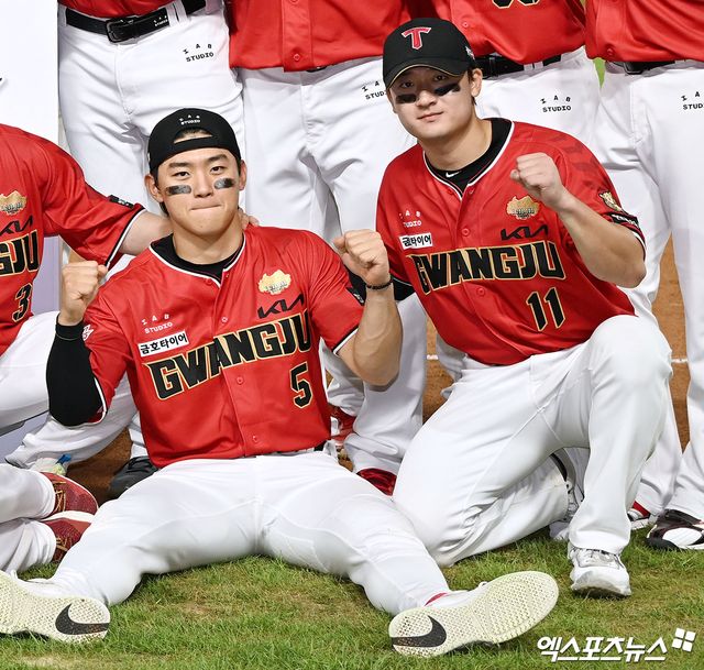 25일 오후 광주기아챔피언스필드에서 열린 '2024 신한 SOL Bank KBO리그' 롯데 자이언츠와 KIA 타이거즈의 경기, 경기종료 후 홈 최종전 감사 인사 및 한국시리즈 출정식이 진행됐다. 출정식에 참석한 KIA 김도영과 윤도현이 기념촬영을 갖고 있다. 엑스포츠뉴스 DB