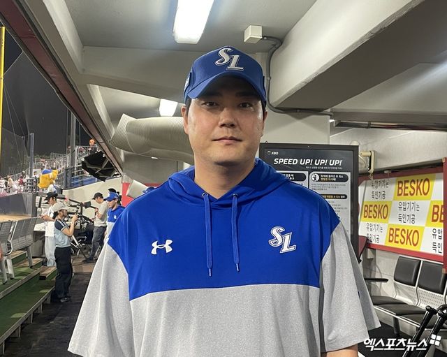 삼성 라이온즈 김태훈이 12일 광주 KIA 타이거즈전에서 6년 연속 10홀드를 달성한 뒤 기념촬영하고 있다. 엑스포츠뉴스 광주, 최원영 기자