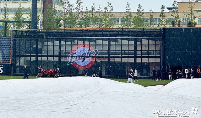 1위 LG 트윈스와 2위 한화 이글스가 '미리보는 한국시리즈'를 앞두고 있는 가운데 경기장소인 대전 한화생명 볼파크에 비가 내려 취소될 가능성이 고조되고 있다. 두 팀은 13일 오후 6시30분 '2025 신한 SOL Bank KBO리그' 시즌 9차전을 치른다. 이날 경기 전까지 LG가 시즌 전적 40승1무26패로 1위, 한화가 40승 27패로 2위에 자리하고 있다. 그러나 한화생명 볼파크에 13일 오후 들어 비가 내리고 있고 그라운드에 방수포까지 깔려 경기 개시가 불투명하다. 시리즈가 끝나는 15일까지 비가 계속 내릴 것이라는 예보도 있다. 대전, 김한준 기자 