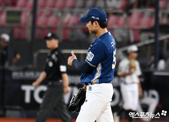 22일 수원 KT위즈파크에서 열린 ’2022 신한은행 SOL KBO리그’ NC 다이노스와 KT 위즈의 경기, 6회말 수비를 마친 NC 선발투수 구창모가 엄지손가락을 치켜 세우고 있다. 엑스포츠뉴스 DB