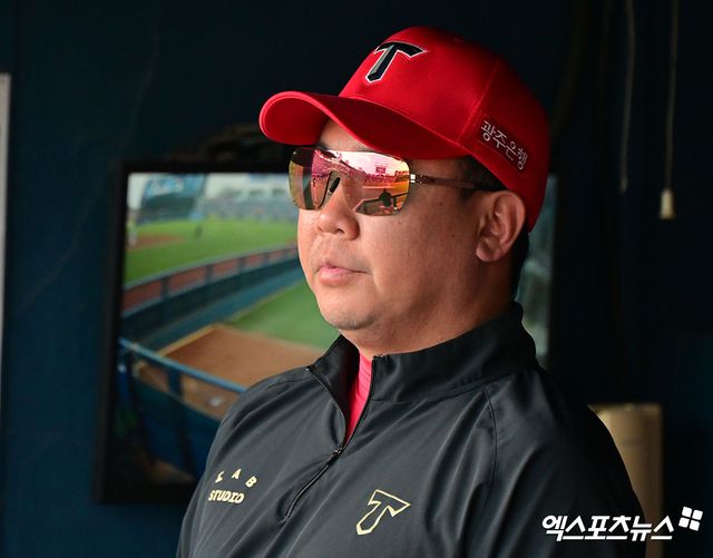 5일 오후 서울 송파구 잠실야구장에서 열린 '2025 신한 SOL Bank KBO리그' KIA 타이거즈와 두산 베어스의 경기, KIA 이범호 감독이 경기를 지켜보고 있다. 엑스포츠뉴스 DB