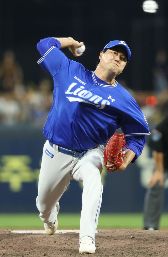 삼성 라이온즈 김태훈이 12일 광주 KIA 타이거즈전에 구원 등판해 역투하고 있다. 삼성 라이온즈