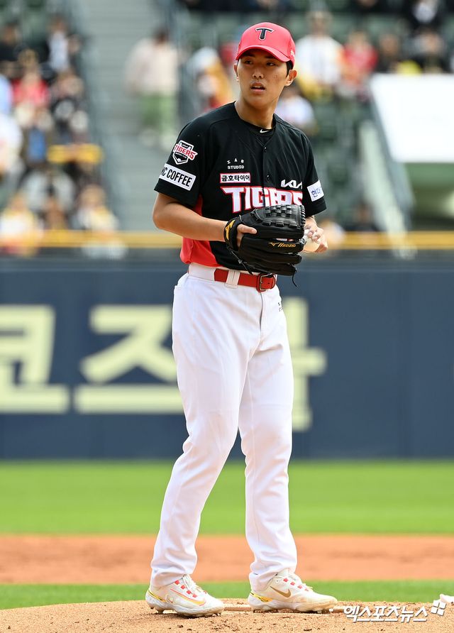 30일 오후 서울 송파구 잠실야구장에서 열린 ’2023 신한은행 SOL KBO리그’ KIA 타이거즈와 LG 트윈스의 경기, 1회말 KIA 선발투수 이의리가 공을 힘차게 던지고 있다. 엑스포츠뉴스 DB