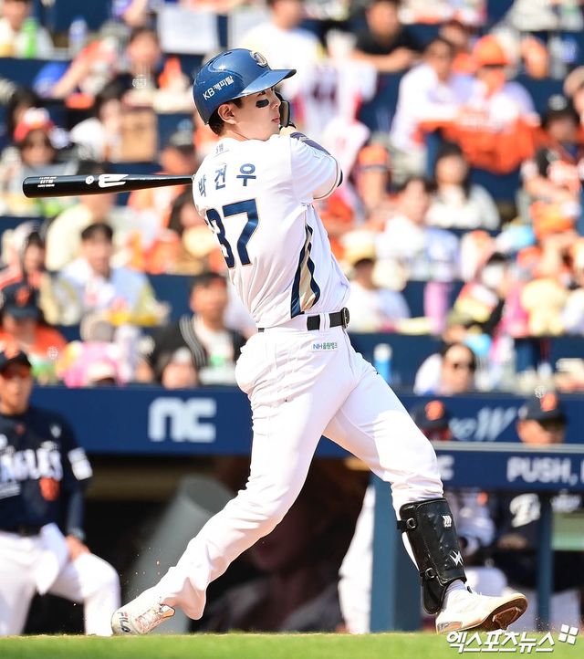 31일 오후 경상남도 창원NC파크에서 열린 '2025 신한 SOL Bank KBO리그' 한화 이글스와 NC 다이노스의 경기, 5회말 2사 NC 박건우가 안타를 때려내고 있다. 엑스포츠뉴스 DB