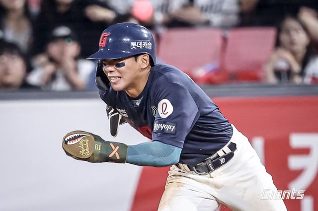 롯데 자이언츠 외야수 장두성이 13일 오후 화홍병원에서 퇴원했다. 지난 12일 수원 KT 위즈전에서 경기 중 견제구에 옆구리를 맞아 폐 출혈로 이어졌던 가운데 다행히 빠른 회복세를 보이고 있다. 사진 롯데 자이언츠