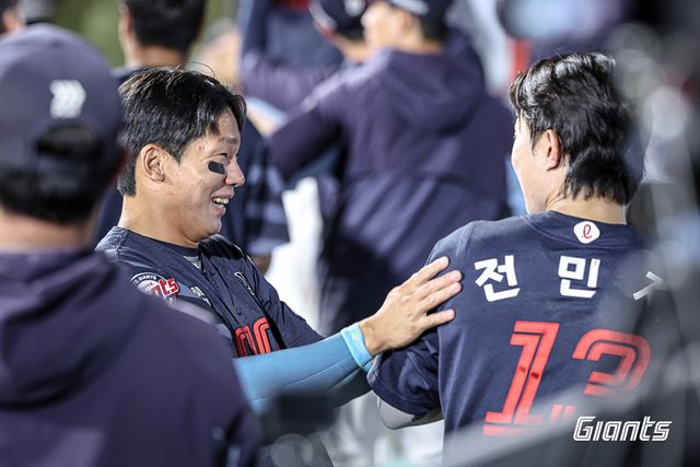 롯데 자이언츠 외야수 장두성이 지난 12일 수원 KT 위즈전에서 주루 중 상대 투수의 견제구에 오른쪽 옆구리를 맞은 뒤 교체, 병원으로 이송됐다. 정밀 검진 결과 폐 타박에 의한 출혈이 확인, 입원 후 부산으로 복귀할 예정이다. 사진 롯데 자이언츠