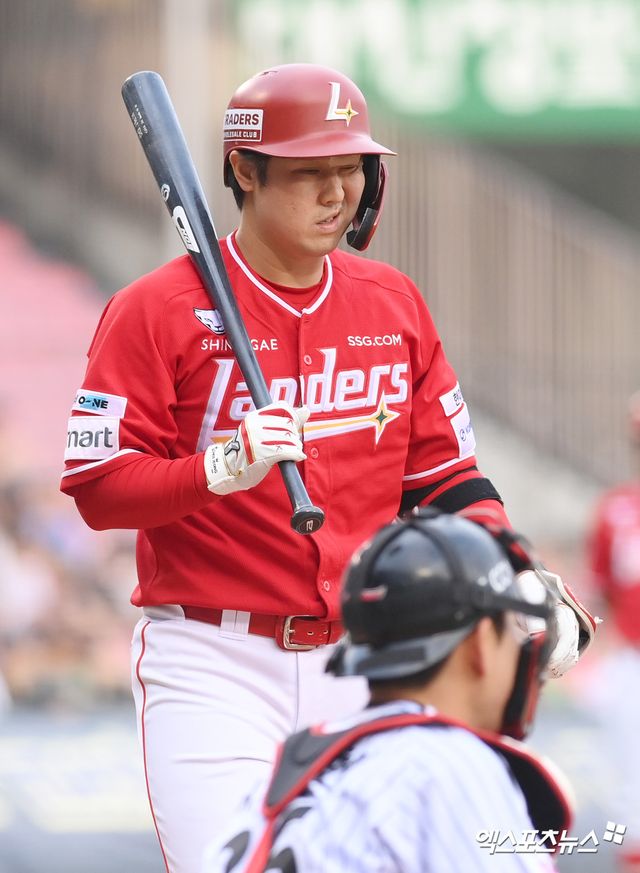 SSG 랜더스 간판타자 최정이 지난 12일 잠실 LG 트윈스전을 앞두고 수비 훈련 중 왼쪽 눈에 공을 맞은 여파로 이튿날 1군 엔트리에서 말소됐다. 사진 엑스포츠뉴스 DB