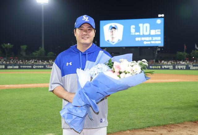 삼성 라이온즈 김태훈이 12일 광주 KIA 타이거즈전에서 6년 연속 10홀드를 달성한 뒤 기념촬영하고 있다. 삼성 라이온즈