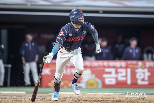 롯데 자이언츠 외야수 장두성이 지난 12일 수원 KT 위즈전에서 주루 중 상대 투수의 견제구에 오른쪽 옆구리를 맞은 뒤 교체, 병원으로 이송됐다. 정밀 검진 결과 폐 타박에 의한 출혈이 확인, 입원 후 부산으로 복귀할 예정이다. 사진 롯데 자이언츠