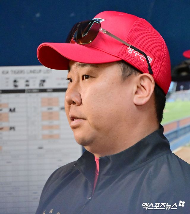 4일 오후 서울 송파구 잠실야구장에서 열린 '2025 신한 SOL Bank KBO리그' KIA 타이거즈와 두산 베어스의 경기, KIA 이범호 감독이 경기를 지켜보고 있다. 엑스포츠뉴스 DB