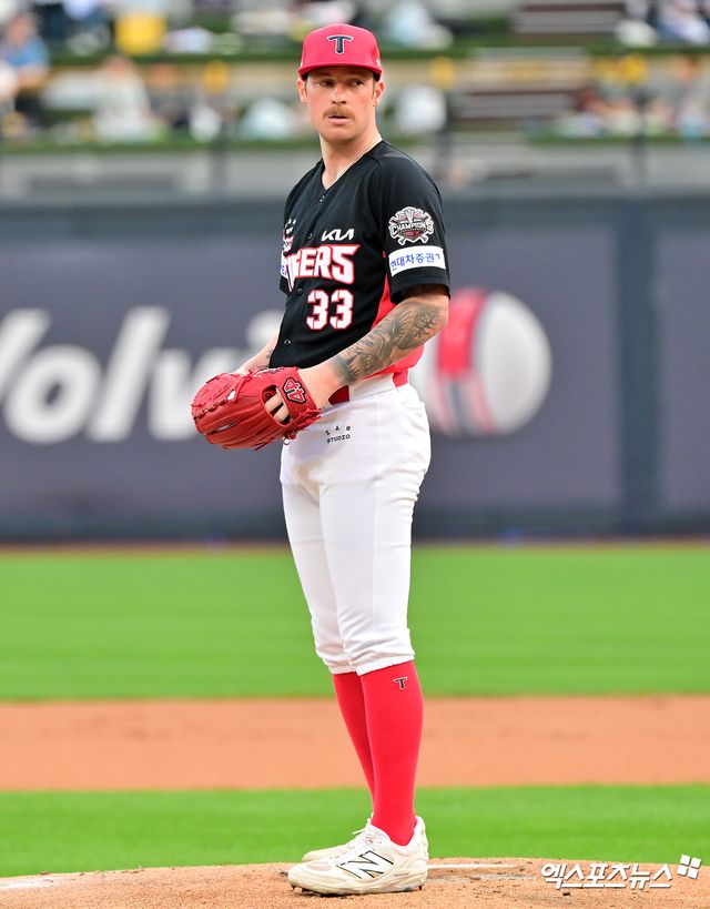 21일 오후 수원KT위즈파크에서 열린 '2025 신한 SOL Bank KBO리그' KIA 타이거즈와 KT 위즈의 경기, 1회말 KIA 선발투수 올러가 공을 힘차게 던지고 있다. 엑스포츠뉴스 DB