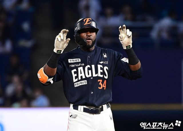 30일 오후 경상남도 창원NC파크에서 열린 '2025 신한 SOL Bank KBO리그' 한화 이글스와 NC 다이노스의 경기, 5회초 한화 선두타자 플로리얼이 2루타를 때려낸 뒤 세리머니를 하고 있다. 엑스포츠뉴스DB