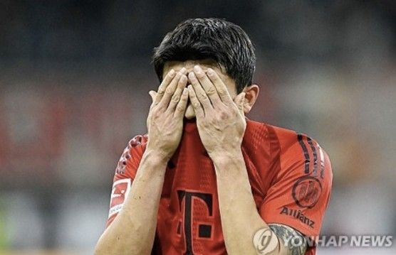 김민재가 소속팀인 독일 명문 바이에른 뮌헨의 관리 소홀로 아킬레스건 염증, 왼발 물혹 등의 부상을 당했다는 현지 언론 주장에 반박했다. 에베를 단장은 13일 '김민재는 아킬레스건 때문에 조금 힘들어하고 있다. 우리가 그의 건강을 위험에 빠뜨렸다는 말이 많다. 우린 그런 적이 한 번도 없다. 항상 모든 것을 관리하고 있다'며 '김민재는 휴식을 취하고 건강을 회복하고 싶다고 말했다. 며칠 내로 훈련을 재개하고 팀에 합류할 예정이다. 그가 돌아오면 우파 메카노, 요나탄 타 등과 경쟁하게 될 것이다'고 했다. 연합뉴스