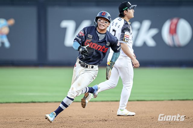 롯데 자이언츠 외야수 장두성이 지난 12일 수원 KT 위즈전에서 주루 중 상대 투수의 견제구에 오른쪽 옆구리를 맞은 뒤 교체, 병원으로 이송됐다. 정밀 검진 결과 폐 타박에 의한 출혈이 확인, 입원 후 부산으로 복귀할 예정이다. 사진 롯데 자이언츠