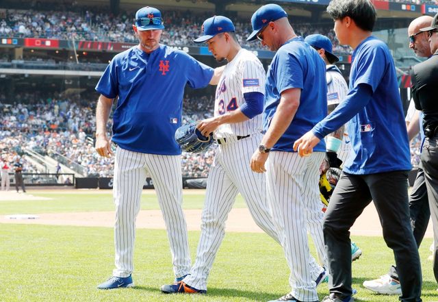 뉴욕 메츠에서 활약 중인 일본 출신의 우완투수 센가 고다이가 13일 미국 뉴욕주 플러싱의 시티필드에서 열린 2025 미국프로야구 메이저리그(MLB) 워싱턴 내셔널스와의 홈경기에 선발 등판했다. 5⅔이닝 1피안타 1볼넷 5탈삼진 무실점으로 호투를 펼쳤지만, 6회초 1사에서 수비 도중 햄스트링 부상을 당했다. 15일짜리 부상자 명단에 등재됐으며, 14일 MRI 검진을 받을 예정이다. AFP 연합뉴스