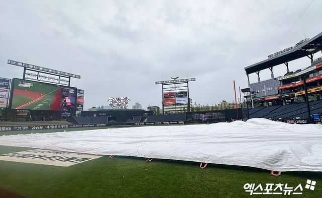 1위 LG 트윈스와 2위 한화 이글스가 '미리보는 한국시리즈'를 앞두고 있는 가운데 경기장소인 대전 한화생명 볼파크에 비가 내려 취소될 가능성이 고조되고 있다. 두 팀은 13일 오후 6시30분 '2025 신한 SOL Bank KBO리그' 시즌 9차전을 치른다. 이날 경기 전까지 LG가 시즌 전적 40승1무26패로 1위, 한화가 40승 27패로 2위에 자리하고 있다. 그러나 한화생명 볼파크에 13일 오후 들어 비가 내리고 있고 그라운드에 방수포까지 깔려 경기 개시가 불투명하다. 시리즈가 끝나는 15일까지 비가 계속 내릴 것이라는 예보도 있다. 대전, 김한준 기자 