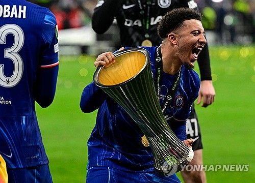 영국 매체 '더선'이 12일(한국시간) 프리미어리그 세 팀이 제이든 산초 영입을 두고 경쟁하고 있다고 보도했다. 산초는 지난 2024-2025시즌 첼시 임대를 마치고 맨체스터 유나이티드로 복귀한 상태다.&nbsp;연합뉴스