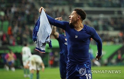 영국 매체 '더선'이 12일(한국시간) 프리미어리그 세 팀이 제이든 산초 영입을 두고 경쟁하고 있다고 보도했다. 산초는 지난 2024-2025시즌 첼시 임대를 마치고 맨체스터 유나이티드로 복귀한 상태다.&nbsp;연합뉴스