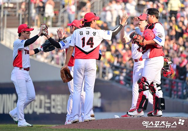 22일 오후 광주기아챔피언스필드에서 열린 '2025 신한 SOL Bank KBO리그' NC 다이노스와 KIA 타이거즈의 개막전 경기, KIA가 8회에만 8점을 몰아치며 NC에 9:2 승리를 거뒀다. 이날 경기에서 승리한 KIA 선수들이 기뻐하고 있다. 엑스포츠뉴스 DB