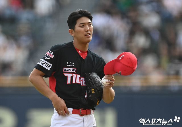 10일 오후 서울 송파구 잠실야구장에서 열린 '2023 신한은행 SOL KBO리그' KIA 타이거즈와 두산 베어스의 경기, 3회말 무사 1,2루 KIA 선발투수 이의리가 두산 정수빈에게 번트안타를 허용하며 만루가 되자 아쉬워하고 있다. 엑스포츠뉴스 DB