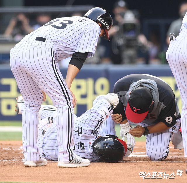12일 오후 서울 송파구 잠실야구장에서 열린 '2025 신한 SOL Bank KBO리그' SSG 랜더스와 LG 트윈스의 경기, 2회말 선두타자로 나선 LG 구본혁이 SSG 선발 전영준의 사구에 괴로워 하고 있다. 엑스포츠뉴스DB