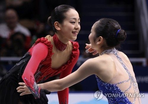 2010 밴쿠버 올림픽에서 여자 피겨스케이팅 시상식을 마친 뒤 김연아와 인사를 나눴던 아사다 마오(왼쪽). 사진 연합뉴스