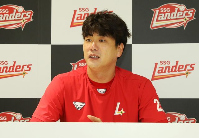 SSG 랜더스의 리빙 레전드 김광현이 13일 인천SSG랜더스필드에서 훈련을 마친 뒤 취재진과 공식 인터뷰를 갖고 2년 계약 연장에 대한 소감을 밝혔다. 사진 SSG 랜더스