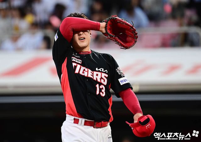 20일 오후 경기도 수원케이티위즈파크에서 열린 '2025 신한 SOL Bank KBO리그' KIA 타이거즈와 KT 위즈의 경기, 3회말을 마친 KIA 선발투수 윤영철이 더그아웃으로 향하고 있다. 엑스포츠뉴스 DB
