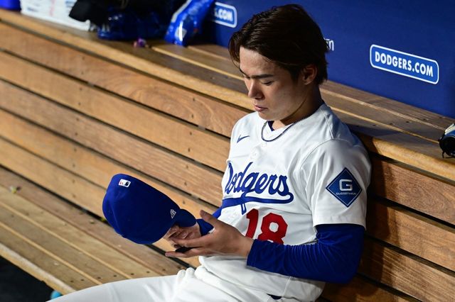 LA 다저스 야마모토 요시노부가 14일 미국 캘리포니아주 로스앤젤레스의 다저스타디움에서 열린 2025 미국프로야구 메이저리그(MLB) 샌프란시스코 자이언츠와의 홈경기에 선발 등판해 4⅔이닝 6피안타(2피홈런) 5사사구 4탈삼진 5실점을 기록했다. AFP 연합뉴스