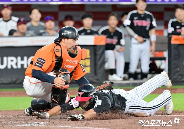 14일 오후 대전 한화생명 볼파크에서 열린 '2025 신한 SOL Bank KBO리그' LG 트윈스와 한화 이글스의 경기, 8회초 2사 1,3루 한화 이재원이 이중도루를 시도하는 LG 김주성을 태그아웃 시키고 있다. 대전, 김한준 기자