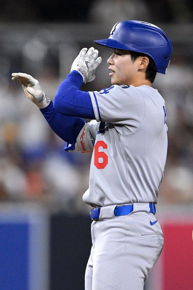 LA 다저스 김혜성이 올해 메이저리그 정규시즌 경기에 출전해 세리머니하고 있다. AP 연합뉴스