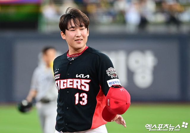 20일 오후 경기도 수원케이티위즈파크에서 열린 '2025 신한 SOL Bank KBO리그' KIA 타이거즈와 KT 위즈의 경기, 1회말 종료 후 KIA 선발투수 윤영철이 더그아웃으로 향하며 숨을 고르고 있다. 엑스포츠뉴스 DB