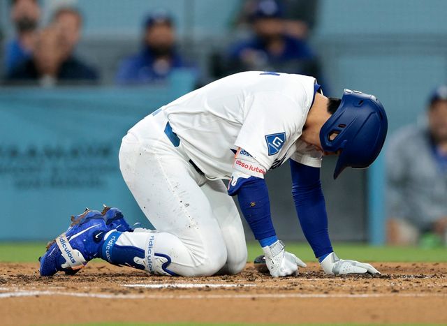 LA 다저스 김혜성이 지난 4일 자신의 파울 타구에 발을 맞은 뒤 아파하고 있다. 샌프란시스코 자이언츠와 다저스는 14일 오전 11시10분부터 맞대결을 펼친다. 이정후는 선발 출전하지만 김혜성은 벤치에서 대기한다. AFP 연합뉴스