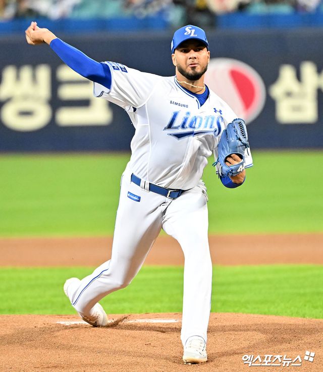 삼성 라이온즈 선발투수 데니 레예스가 지난해 포스트시즌 경기에 선발 등판해 투구하고 있다. 레예스는 재계약에 성공했지만 올해 세 차례나 부상으로 이탈한 끝에 결국 14일 방출됐다. 삼성은 조만간 새 외인과 계약을 확정할 예정이다. 엑스포츠뉴스 DB