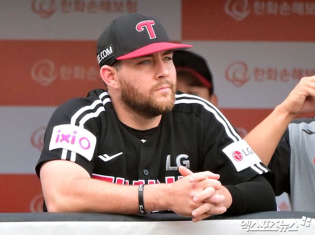 14일 대전 한화생명 볼파크에서 열린 2025 신한 SOL Bank KBO리그 LG 트윈스와 한화 이글스의 경기, 1루수 겸 3번타자로 선발 라인업에 이름을 올렸던 LG 오스틴 딘은 훈련 중 느낀 옆구리 통증으로 경기에 나서지 못하고 1회 이영빈과 교체됐다. 대전, 김한준 기자