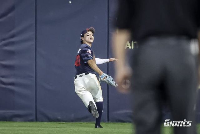 롯데 자이언츠 외야수 김동혁이 14일 인천 SSG랜더스필드에서 열리는 2025 신한 SOL Bank KBO리그 SSG 랜더스와의 팀 간 10차전에 9번타자 겸 중견수로 선발출전 한다. 사진 롯데 자이언츠