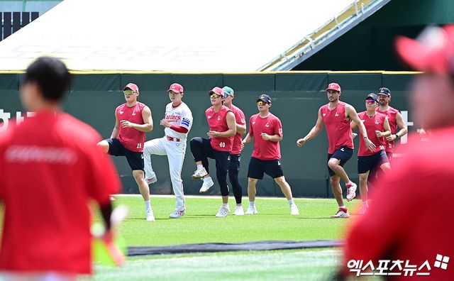 이숭용 감독이 이끄는 SSG 랜더스가 14일 인천 SSG랜더스필드에서 2025 신한 SOL Bank KBO리그 롯데 자이언츠와 팀 간 10차전을 치른다. 경기 종료 후에는 추신수의 은퇴식이 진행된다. 사진 박지영 기자