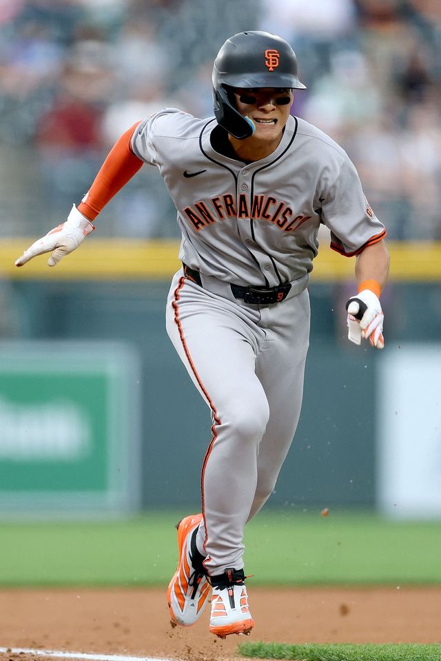 샌프란시스코 자이언츠 이정후가 올해 미국 메이저리그 정규시즌 경기에 출전해 주루하고 있다. 샌프란시스코와 LA 다저스는 14일 오전 11시10분부터 맞대결을 펼친다. 이정후는 선발 출전하지만 김혜성은 벤치에서 대기한다. AFP 연합뉴스