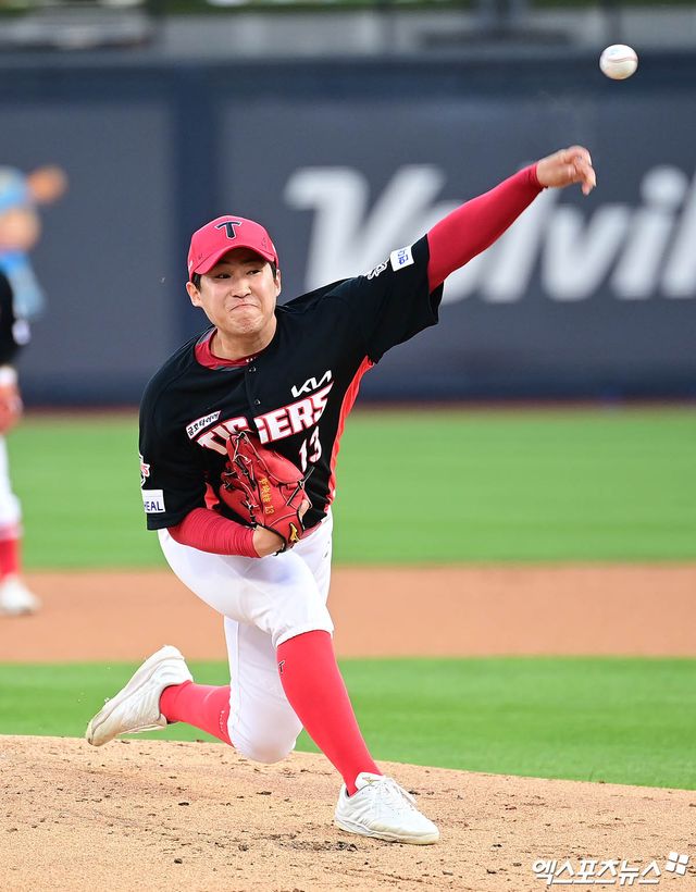 20일 오후 경기도 수원케이티위즈파크에서 열린 '2025 신한 SOL Bank KBO리그' KIA 타이거즈와 KT 위즈의 경기, 1회말 KIA 선발투수 윤영철이 역투하고 있다. 엑스포츠뉴스 DB