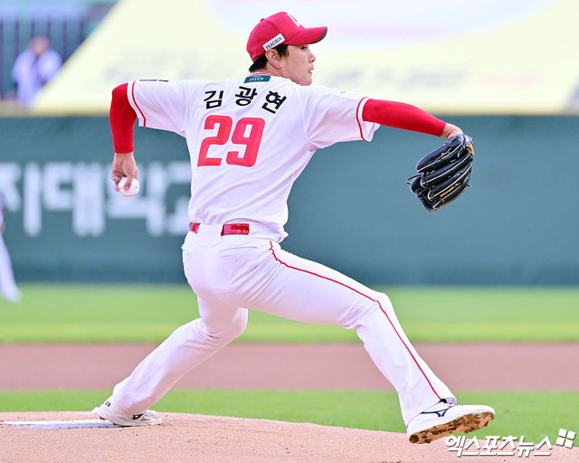 SSG 랜더스 토종 에이스 김광현이 14일 인천 SSG랜더스필드에서 2025 신한 SOL Bank KBO리그 롯데 자이언츠와 팀 간 10차전에 선발투수로 나선다. 추신수의 은퇴식이 열리는 이날 팀 승리를 견인해야 하는 막중한 임무를 안고 있다. 사진 엑스포츠뉴스 DB