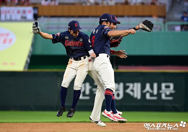 김태형 감독이 이끄는 롯데 자이언츠가 14일 인천 SSG랜더스필드에서 열린 2025 신한 SOL Bank KBO리그 SSG 랜더스와의 팀 간 10차전에서 4-2 승리를 거두고 3연승을 질주했다. 사진 박지영 기자