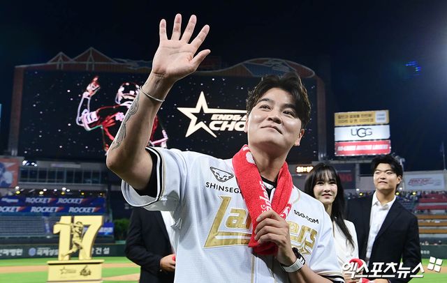 추신수 SSG 랜더스 구단주 보좌역이 14일 인천 SSG랜더스필드에서 열린 2025 신한 SOL Bank KBO리그 롯데 자이언츠와 경기 종료 후 공식 은퇴식을 진행하고 선수로서의 행보에 공식적으로 마침표를 찍었다. 사진 박지영 기자