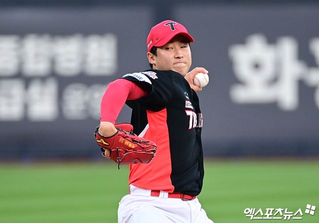 20일 오후 경기도 수원케이티위즈파크에서 열린 '2025 신한 SOL Bank KBO리그' KIA 타이거즈와 KT 위즈의 경기, 1회말 KIA 선발투수 윤영철이 역투하고 있다. 엑스포츠뉴스 DB