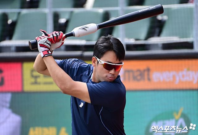 롯데 자이언츠 캡틴 전준우가 14일 인천 SSG랜더스필드에서 열린 2025 신한 SOL Bank KBO리그 SSG 랜더스와의 팀 간 10차전에 4번타자 겸 좌익수로 선발출전, 4타수 2안타 2타점으로 맹타를 휘두르고 팀 3연승을 이끌었다. 사진 박지영 기자