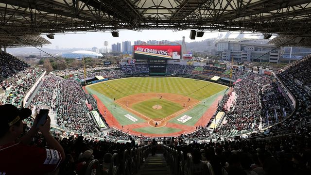 SSG 랜더스가 14일 인천 SSG랜더스필드에서 열린 2025 신한 SOL Bank KBO리그 롯데 자이언츠와의 경기에서 구단 역사상 처음으로 단일 시즌 10번째 매진을 기록했다. 사진 SSG 랜더스