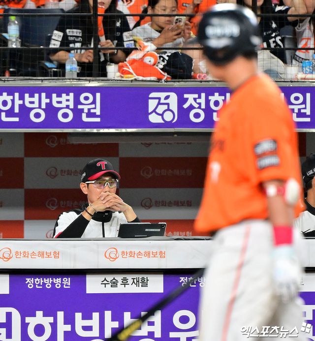 14일 오후 대전 한화생명 볼파크에서 열린 '2025 신한 SOL Bank KBO리그' LG 트윈스와 한화 이글스의 경기, 10회말 1사 1,2루 LG 염경엽 감독이 경기를 지켜보고 있다. 대전, 김한준 기자
