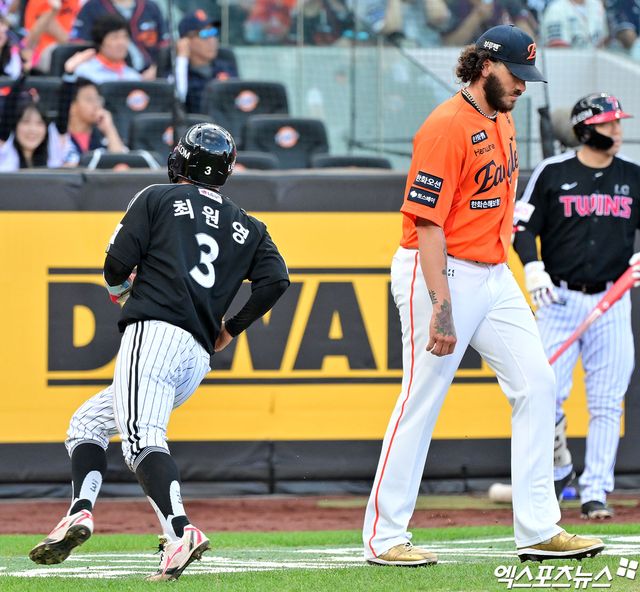 14일 오후 대전 한화생명 볼파크에서 열린 '2025 신한 SOL Bank KBO리그' LG 트윈스와 한화 이글스의 경기, 2회초 2사 1,2루 LG 박해민이 내야안타를 날린 후 귀루하고 있다. 대전, 김한준 기자
