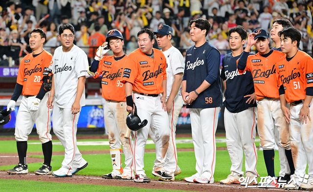 14일 오후 대전 한화생명 볼파크에서 열린 '2025 신한 SOL Bank KBO리그' LG 트윈스와 한화 이글스의 경기, 연장 11회 끝 2:2 무승부를 기록했다. 경기종료 후 한화 선수단이 인사를 하고 있다. 대전, 김한준 기자