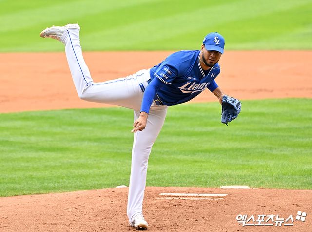 삼성 라이온즈 선발투수 데니 레예스가 지난해 포스트시즌 경기에 선발 등판해 투구하고 있다. 레예스는 재계약에 성공했지만 올해 세 차례나 부상으로 이탈한 끝에 결국 14일 방출됐다. 삼성은 조만간 새 외인과 계약을 확정할 예정이다. 엑스포츠뉴스 DB