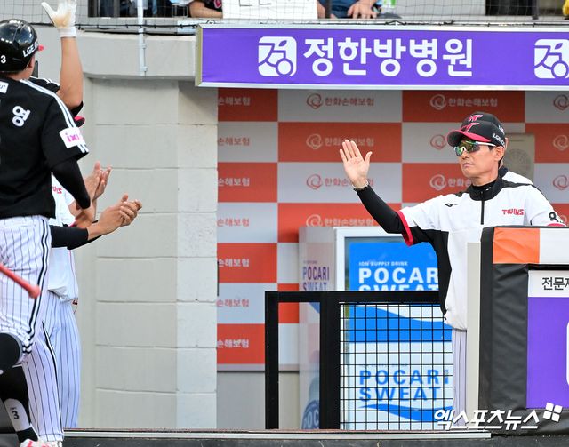 14일 오후 대전 한화생명 볼파크에서 열린 '2025 신한 SOL Bank KBO리그' LG 트윈스와 한화 이글스의 경기, 5회초 1사 3루 LG 최원영이 신민재의 1타점 희생플라이때 득점에 성공하자 염경엽 감독이 기뻐하고 있다. 대전, 김한준 기자